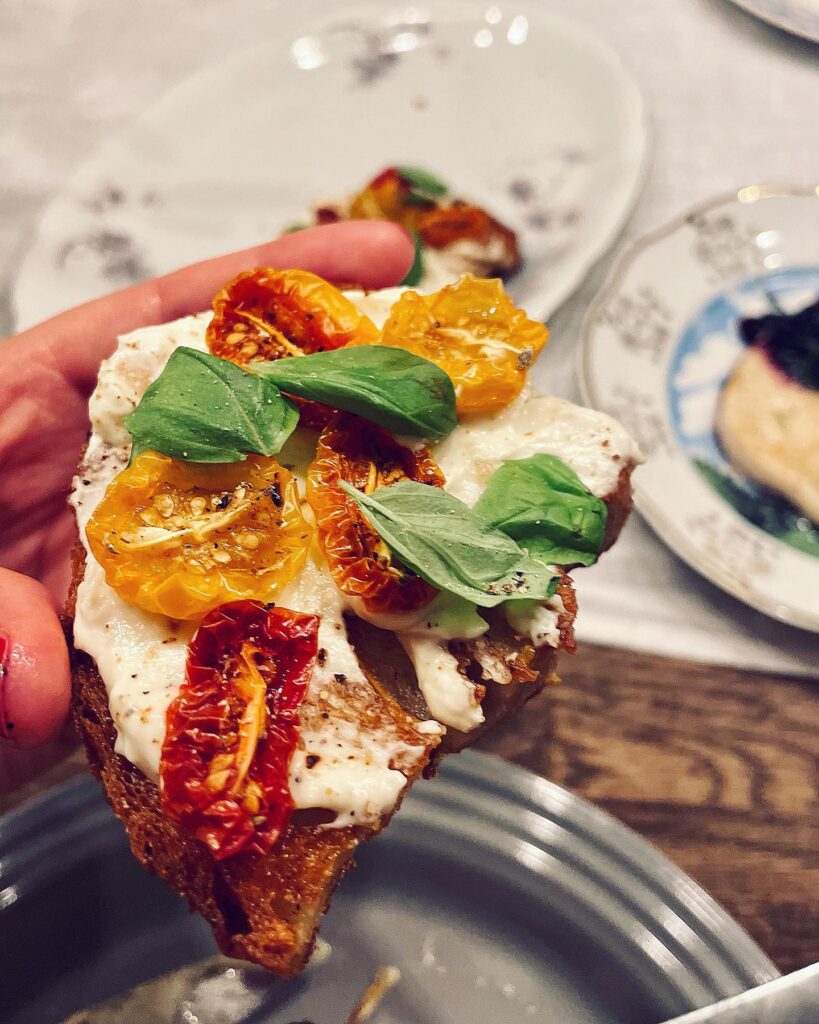 Stekt levain med ostkräm och semitorkade tomater