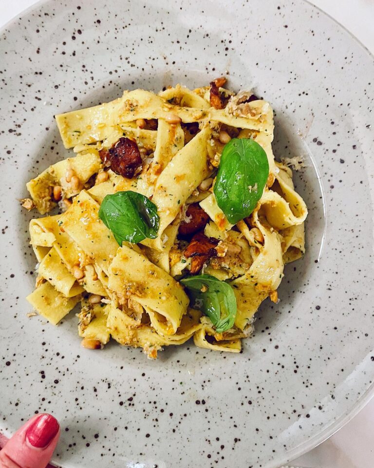 Kantarellpesto med pasta och brynt salviasmör