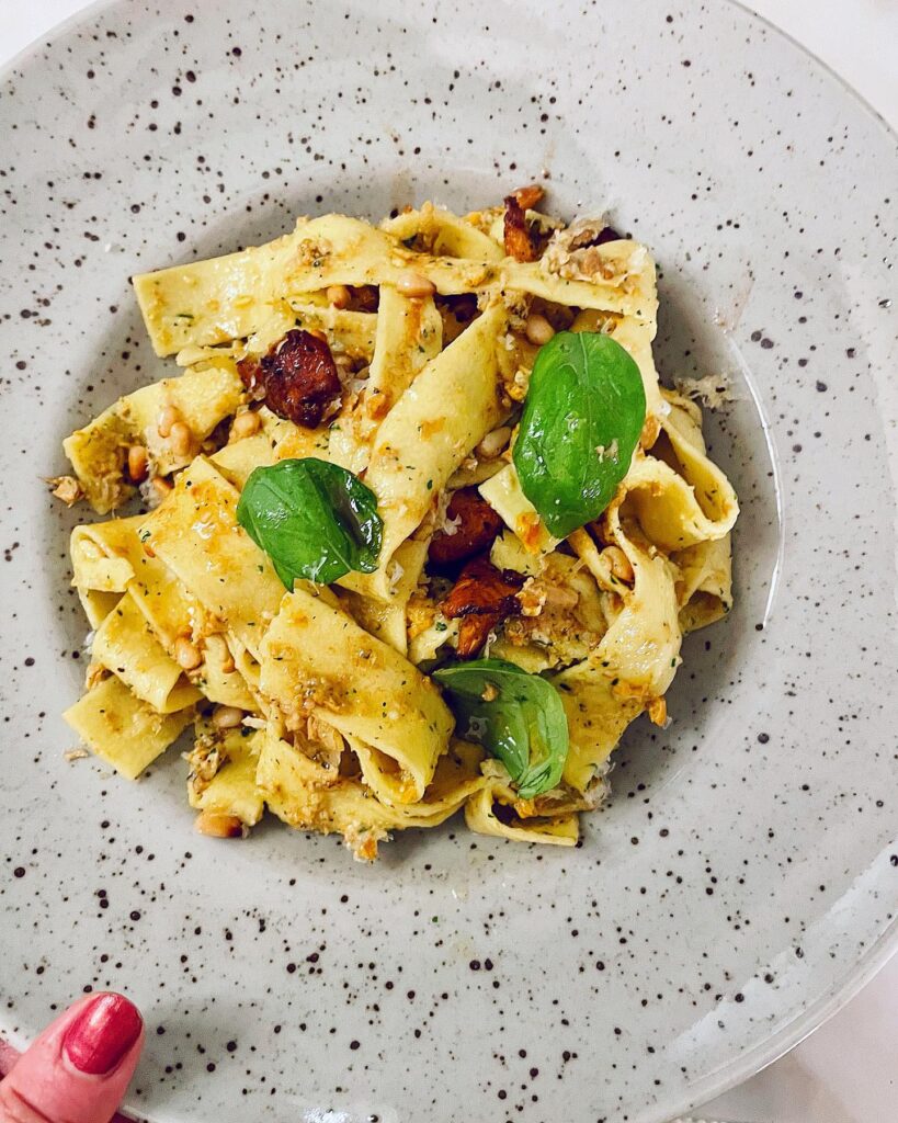 Kantarellpesto med pasta och brynt salviasmör
