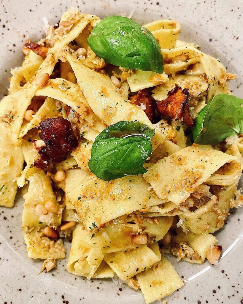 Kantarellpesto med pasta och brynt salviasmör