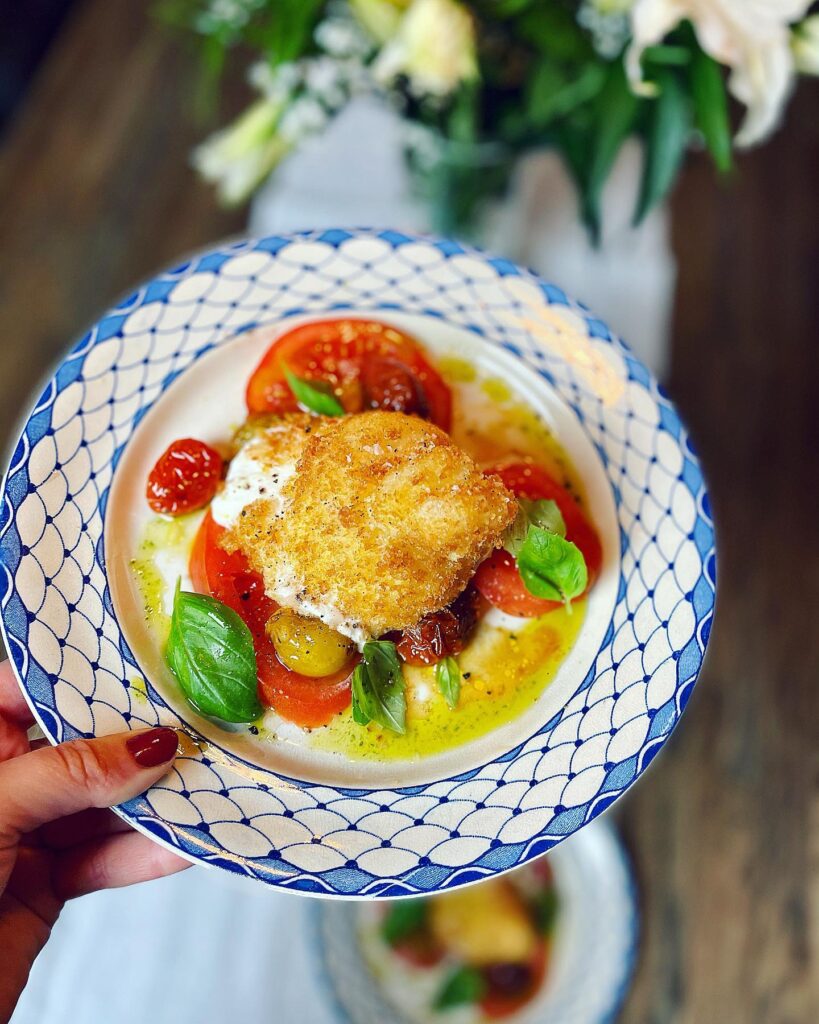 Friterad burrata med bakade tomater och basilikaolja