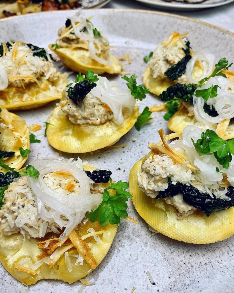 Friterad ravioli med ruccolakräm eller kantarellkräm
