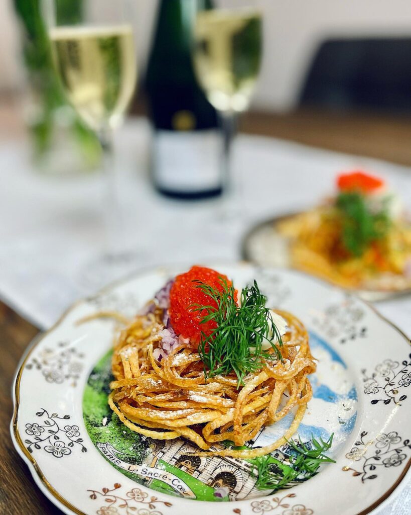 Friterade potatisnystan med smetana och tångrom
