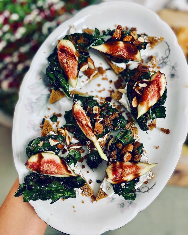 Snittar med svartkål, chèvre och rostad mandel