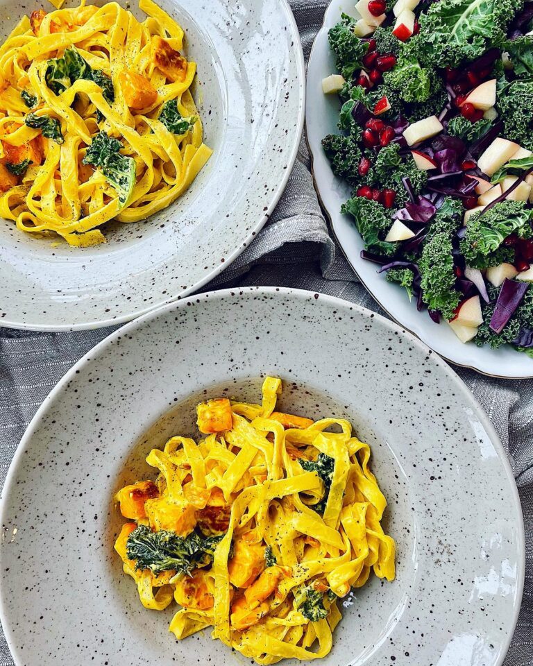 Saffranspasta med halloumi och grönkål