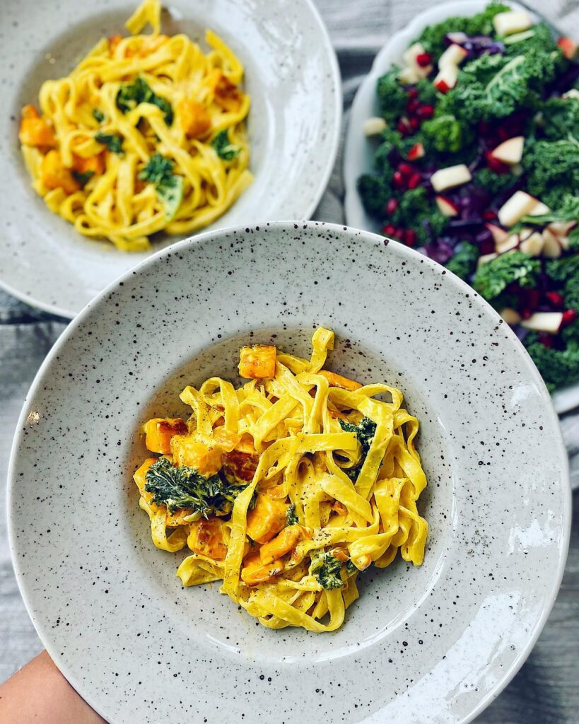 Saffranspasta med halloumi och grönkål