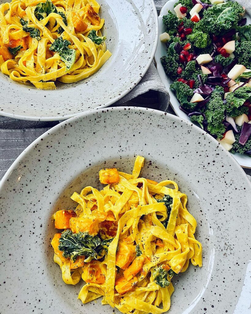 Saffranspasta med halloumi och grönkål