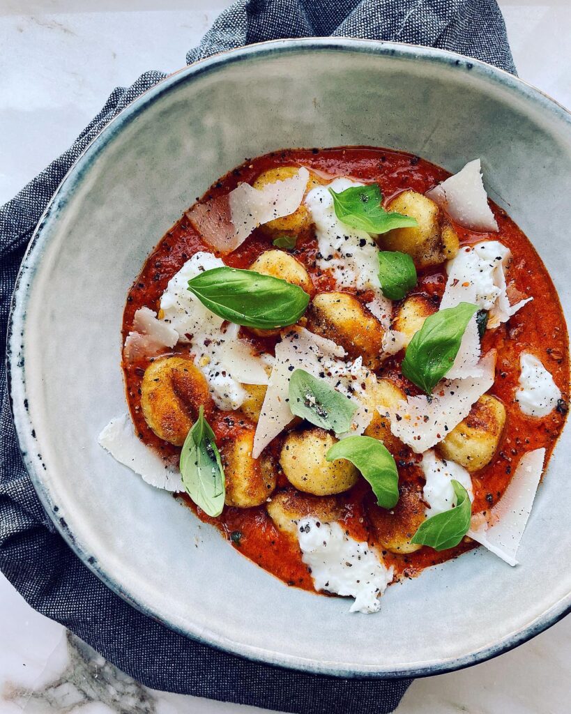 Stekt gnocchi med rostad tomatsås
