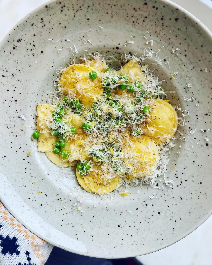 Ravioli med brynt smör, schalottenlök och ärtor