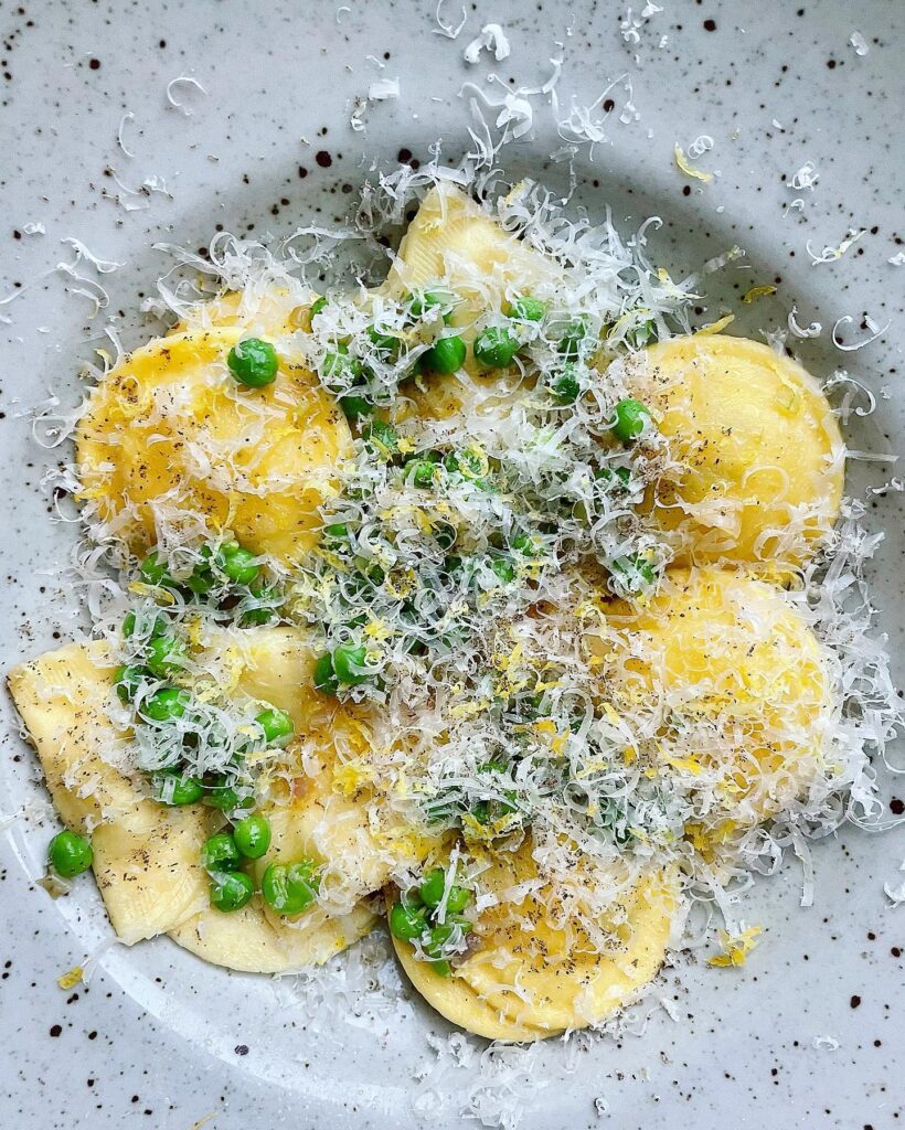 Ravioli med brynt smör, schalottenlök och ärtor