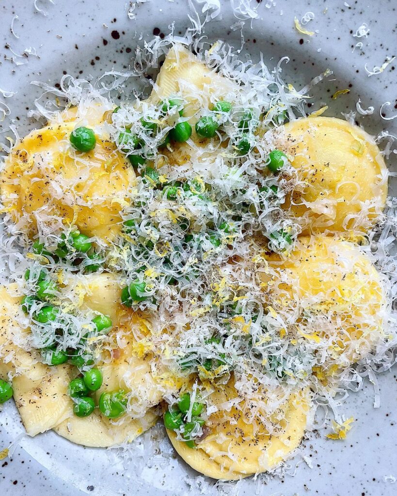 Ravioli med brynt smör, schalottenlök och ärtor