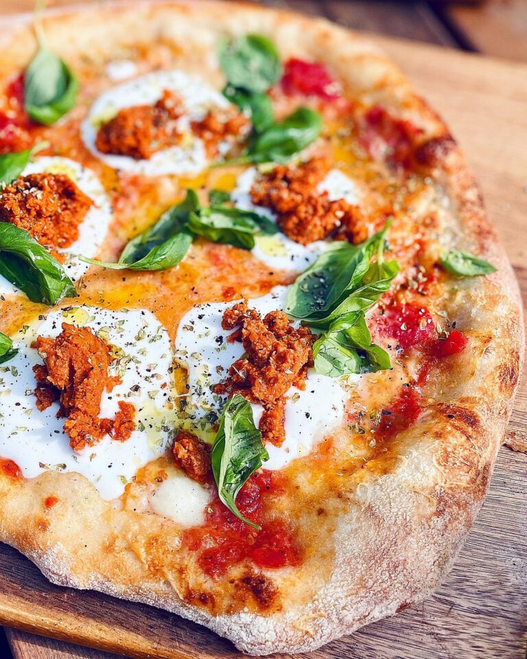 Pizza med mozzarellakräm och soltorkad tomatpesto