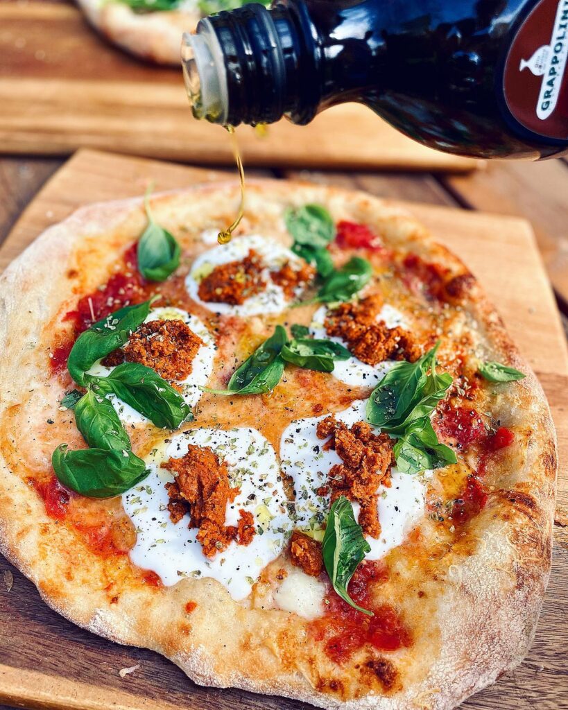 Pizza med mozzarellakräm och soltorkad tomatpesto