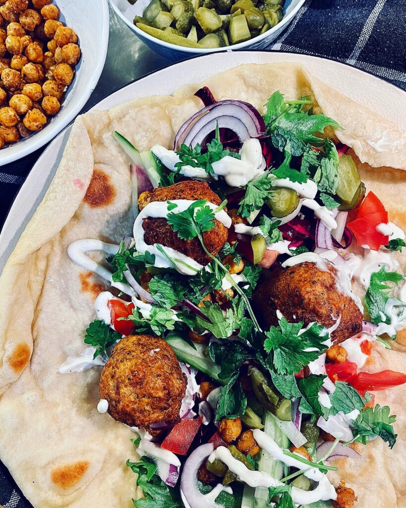 Falafelrulle med tahiniyoghurtsås och hembakat bröd