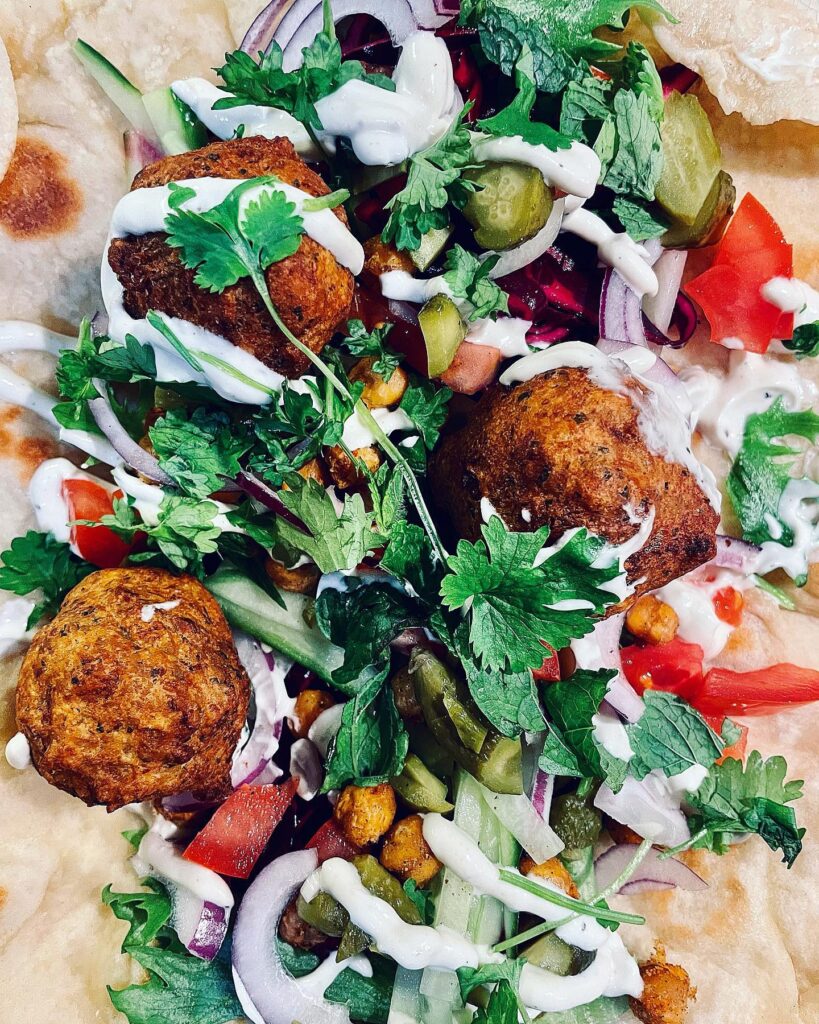 Falafelrulle med tahiniyoghurtsås och hembakat bröd