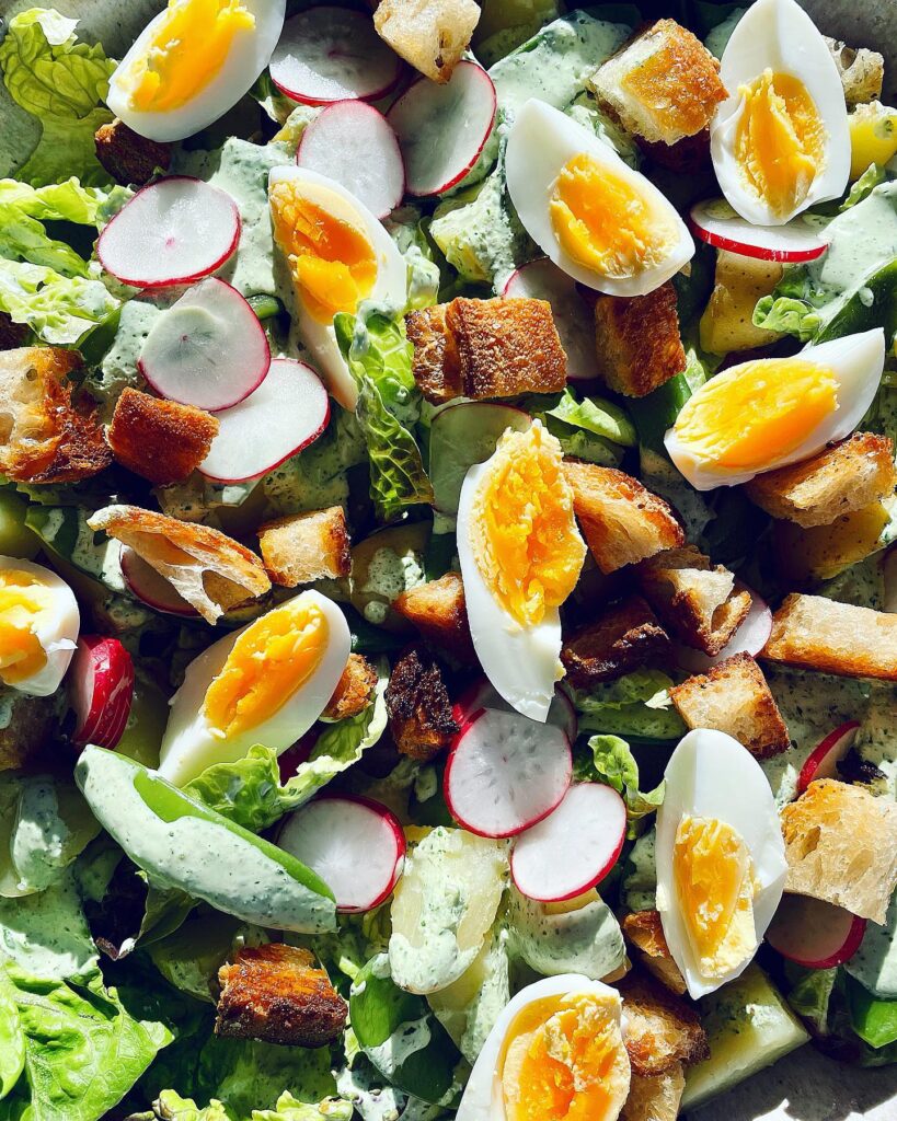 Äggsallad med basilika- och kaprisdressing