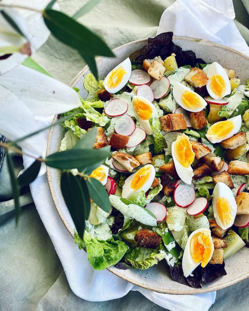 Äggsallad med basilika- och kaprisdressing