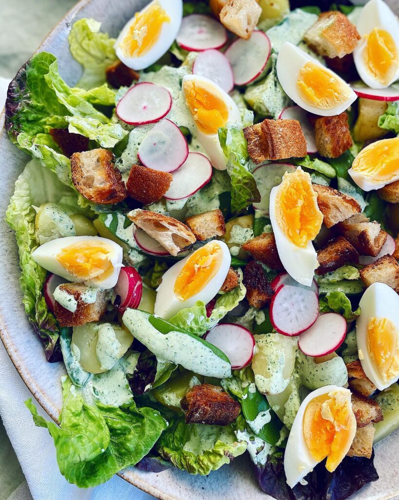 Äggsallad med basilika- och kaprisdressing