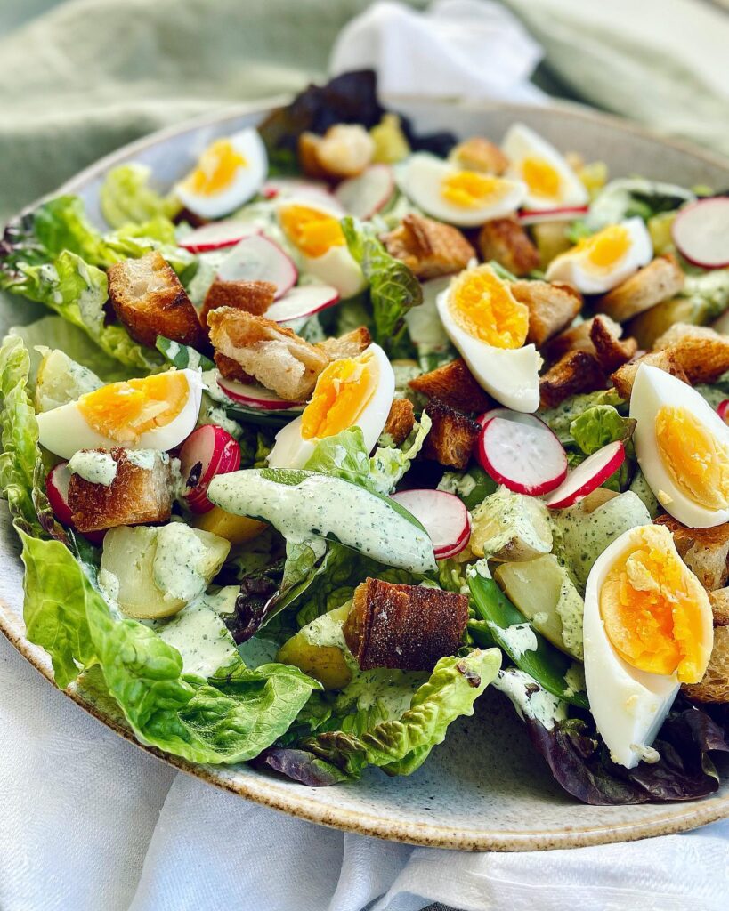 Äggsallad med basilika- och kaprisdressing
