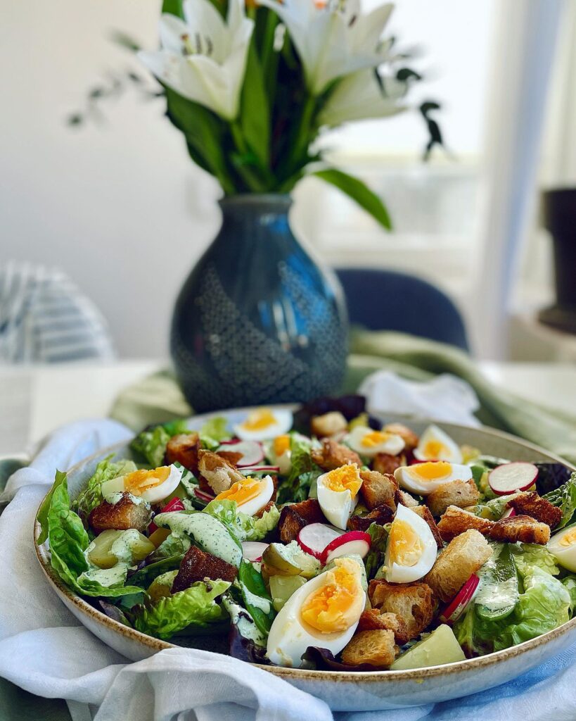 Äggsallad med basilika- och kaprisdressing