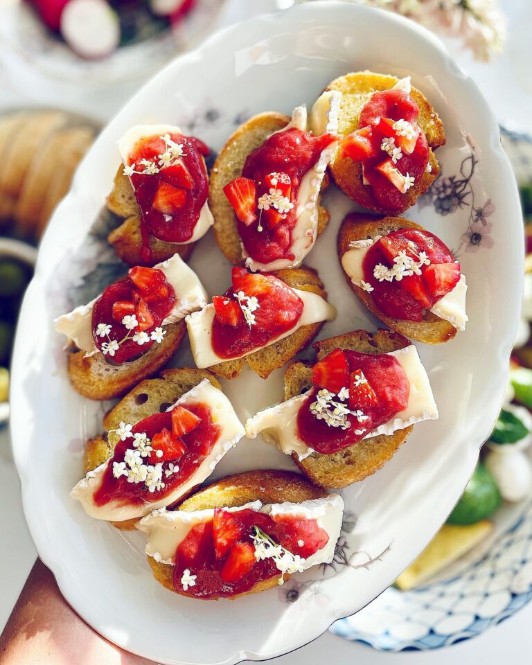 Baguette med brie och rabarber- och jordgubbskompott