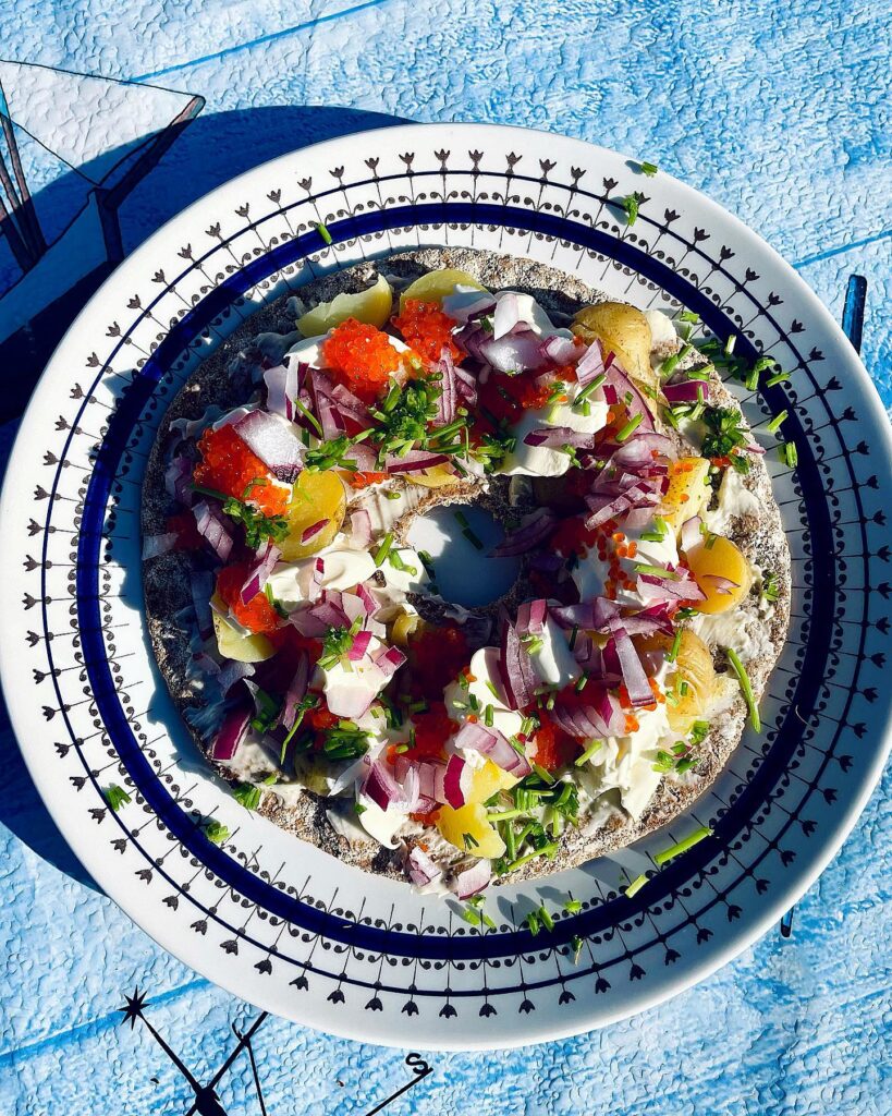 Knäckebröd med färskpotatis, smetana och tångrom