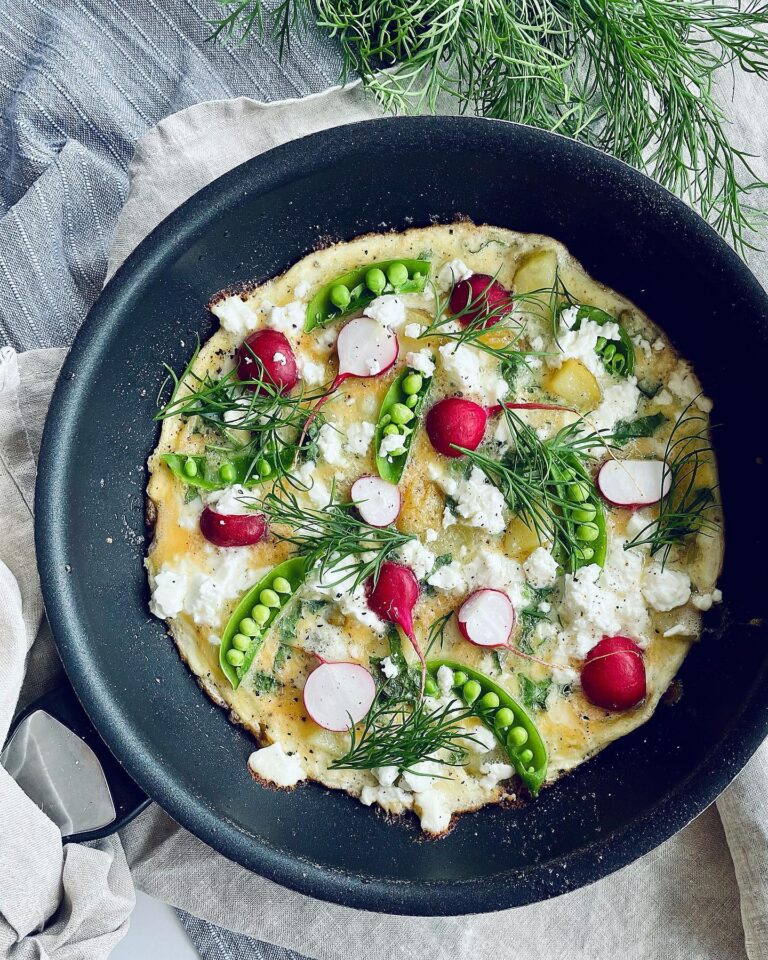 Sommaromelett med färskpotatis, fetaost och rädisor