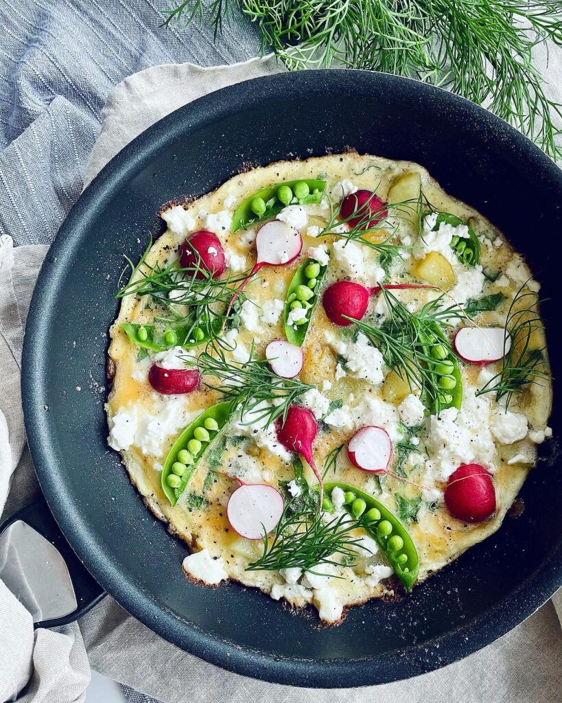 Sommaromelett med färskpotatis, fetaost och rädisor