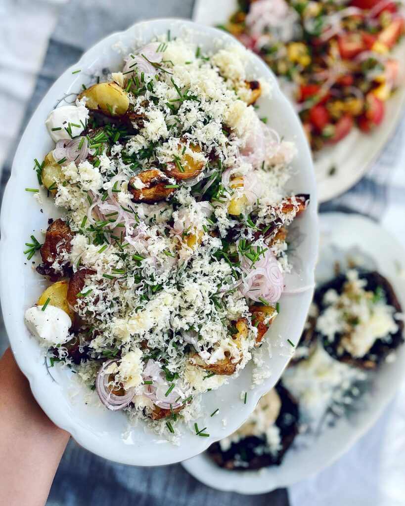 Krispig potatis med gräddfil och gruyère