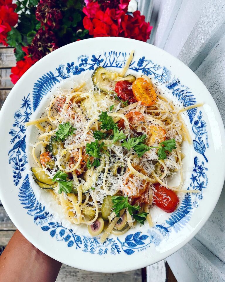 Pasta med zucchini, tomat och vitt vin