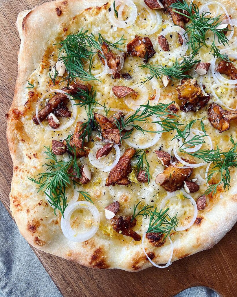 Fredagspizza med Västerbottensost och kantareller