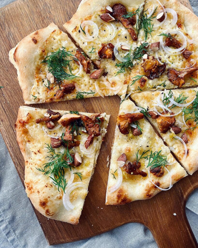 Fredagspizza med Västerbottensost och kantareller