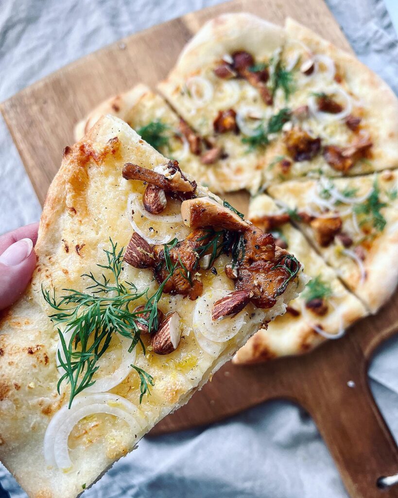 Fredagspizza med Västerbottensost och kantareller