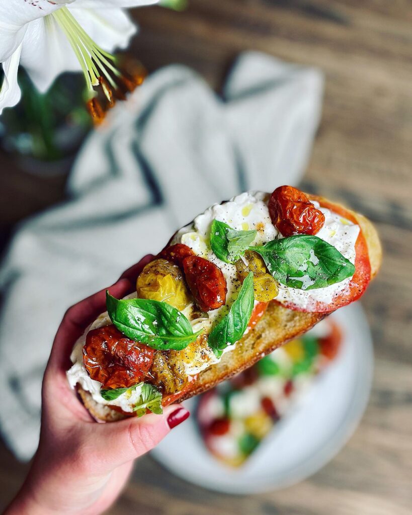 Stekt macka med burrata och tomater