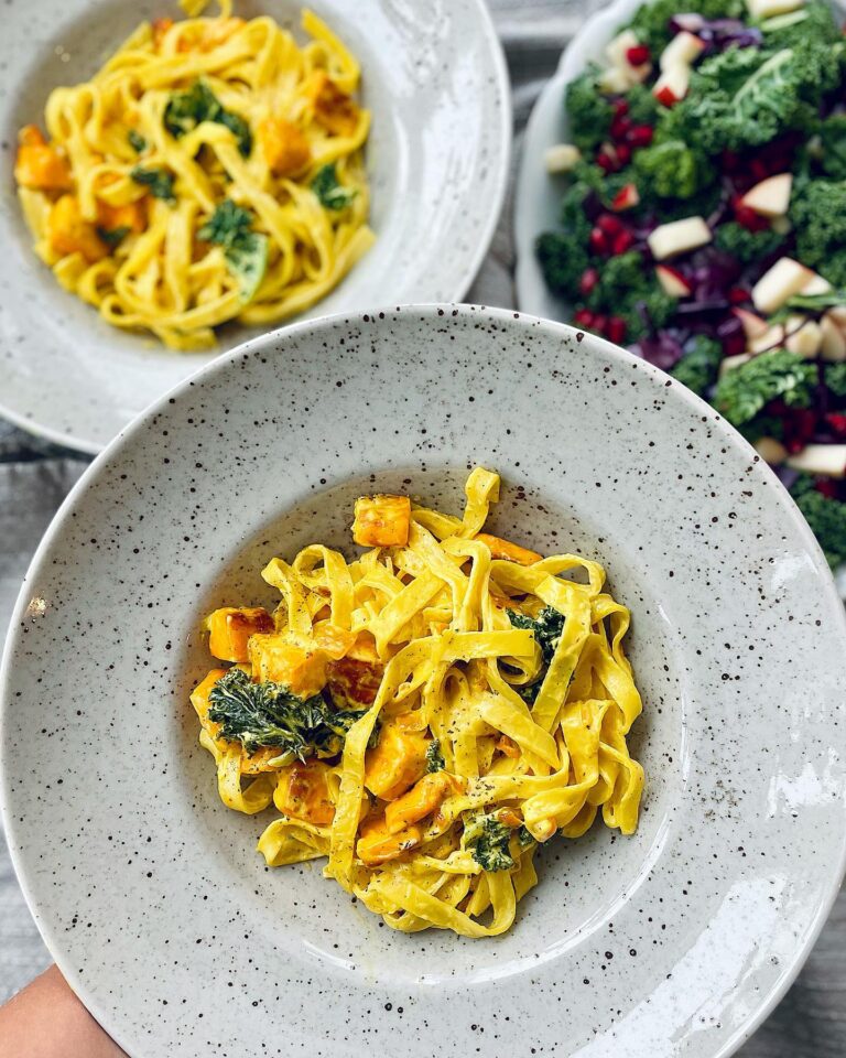 Saffranspasta med grönkål och halloumi