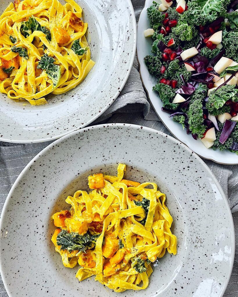 Saffranspasta med grönkål och halloumi
