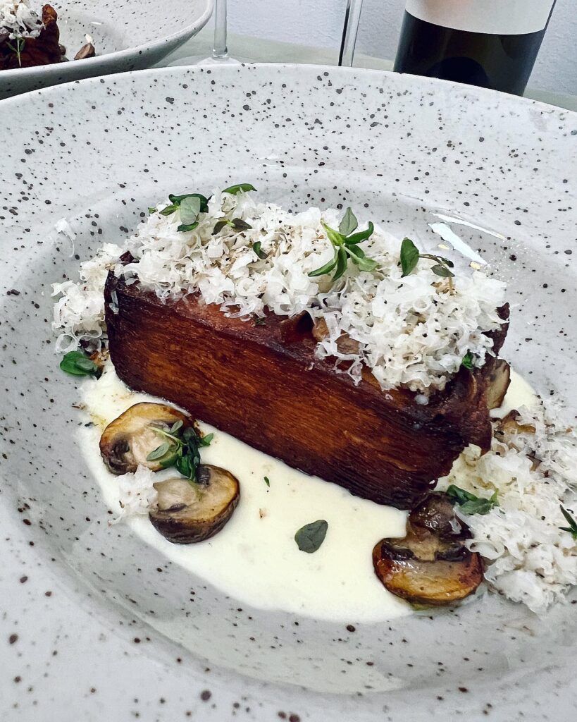 Friterad potatiskaka med taleggiosås och tryffelpecorino
