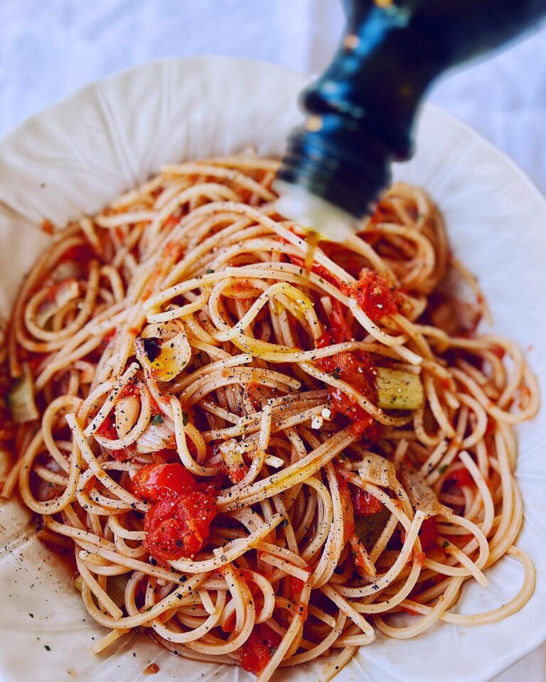 Pasta med rostad fänkål och tomatsås