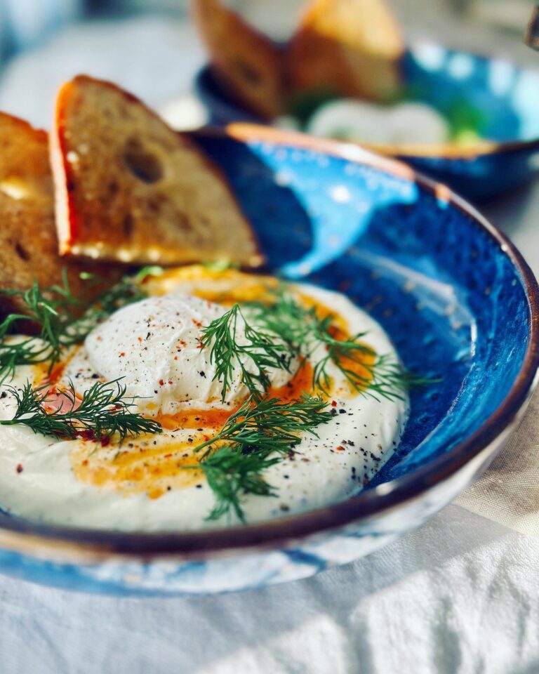 Çılbır med pocherade ägg och vitlöksyoghurt