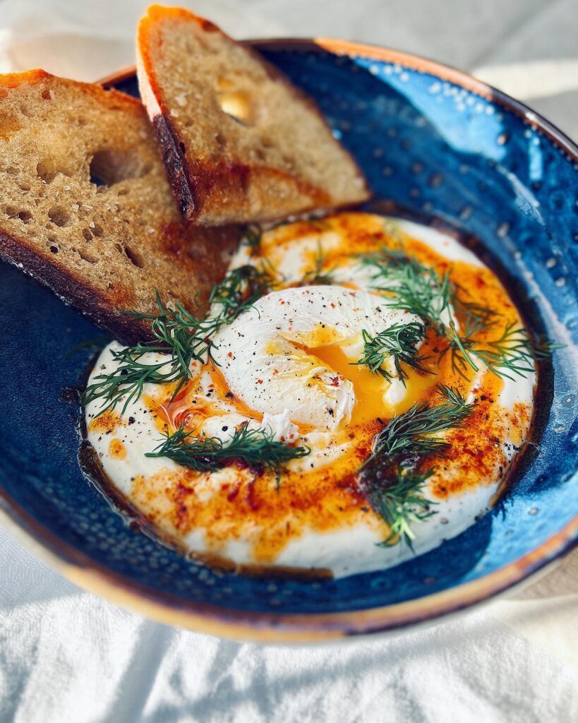 Çılbır med pocherade ägg och vitlöksyoghurt