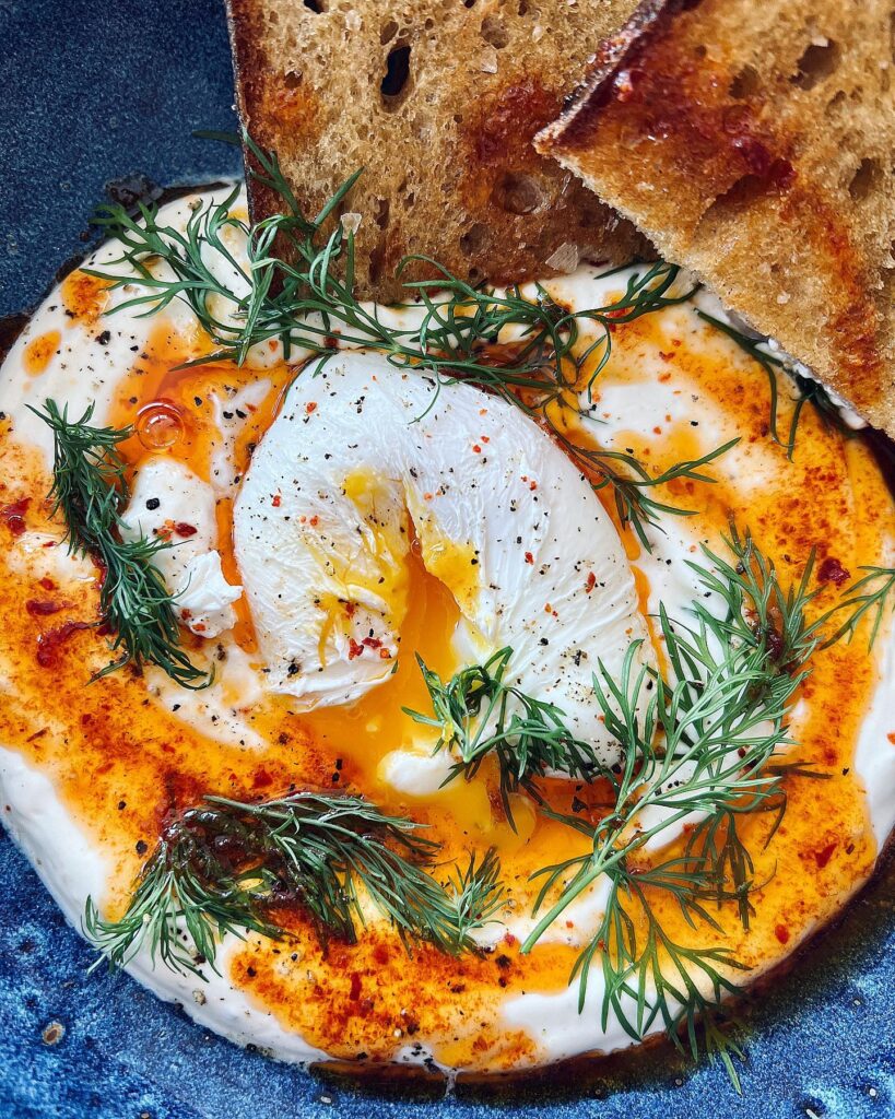Çılbır med pocherade ägg och vitlöksyoghurt