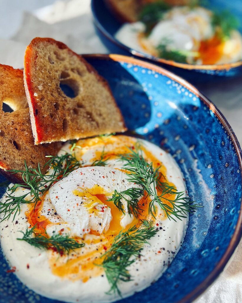 Çılbır med pocherade ägg och vitlöksyoghurt
