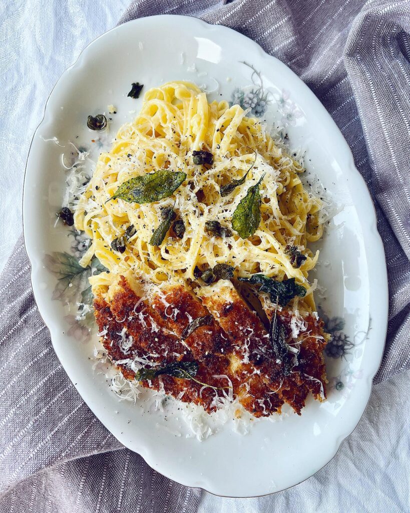 Pasta alfredo med friterad rotselleri och salvia