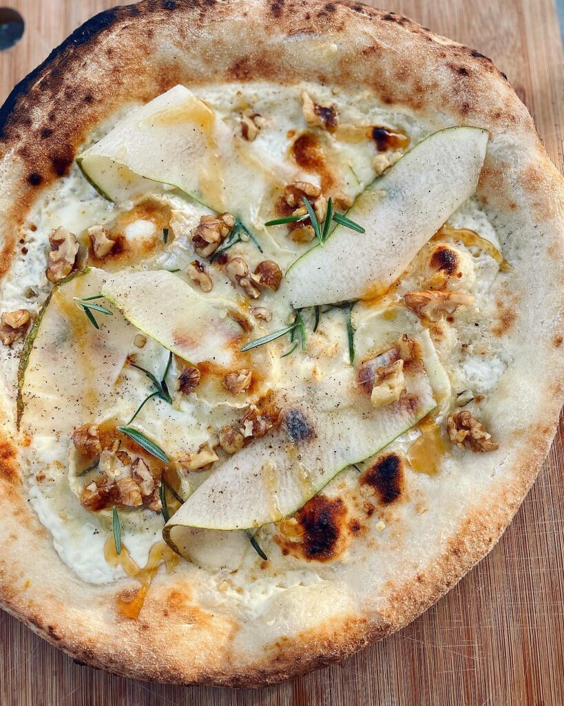 Pizza med chèvre, päron och valnötter