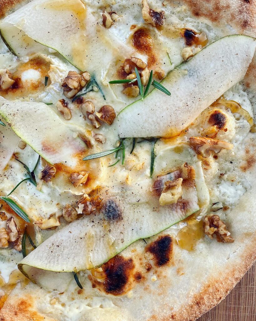 Pizza med chèvre, päron och valnötter