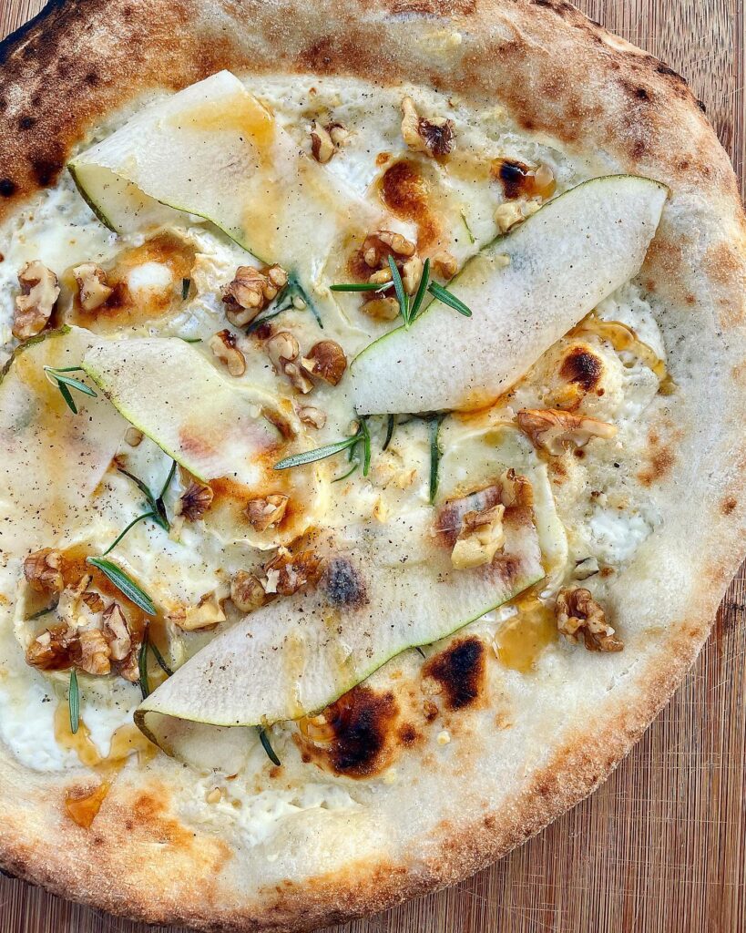 Pizza med chèvre, päron och valnötter
