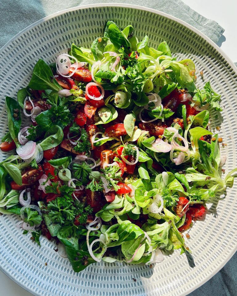 Sidesallad med mâche, tomater och friterade linser