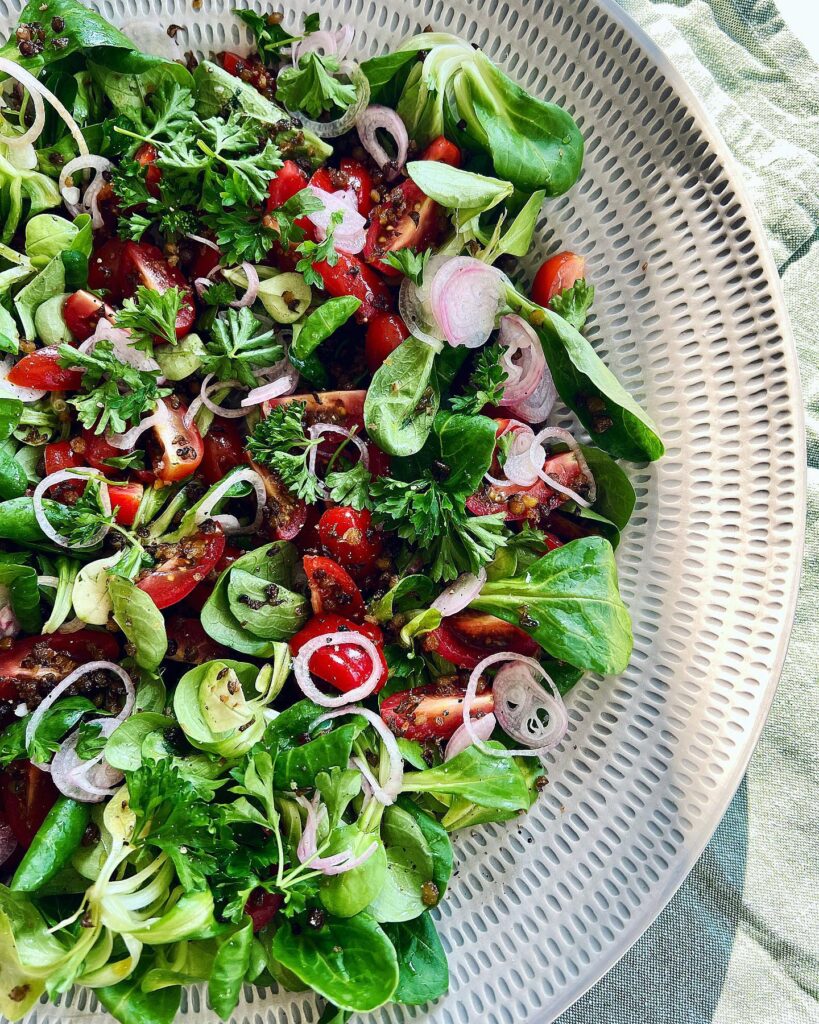 Sidesallad med mâche, tomater och friterade linser