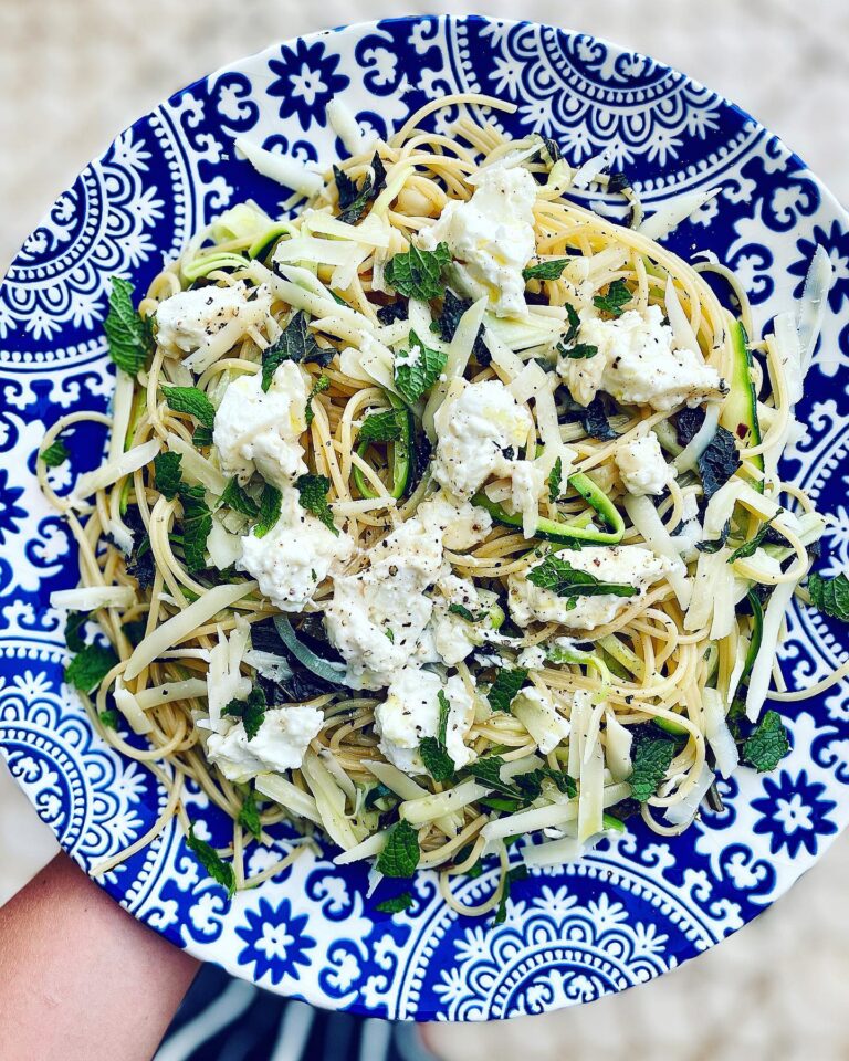 Sommarpasta med zucchini, mynta, citron och fetaost