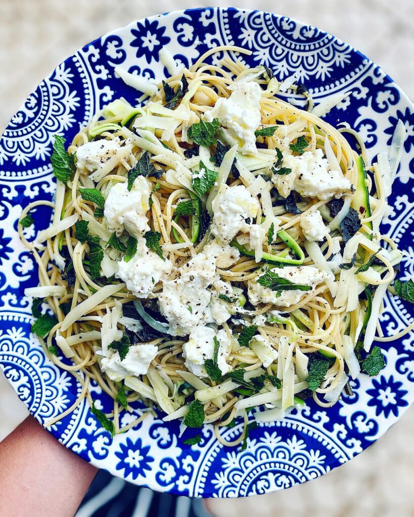 Sommarpasta med zucchini, mynta, citron och fetaost